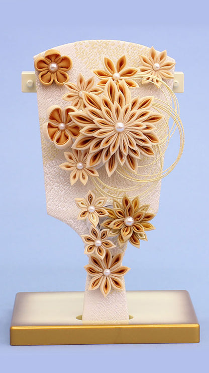 髪飾り羽子板 剣つまみ茶白出し飾り　金ぼかし台付き