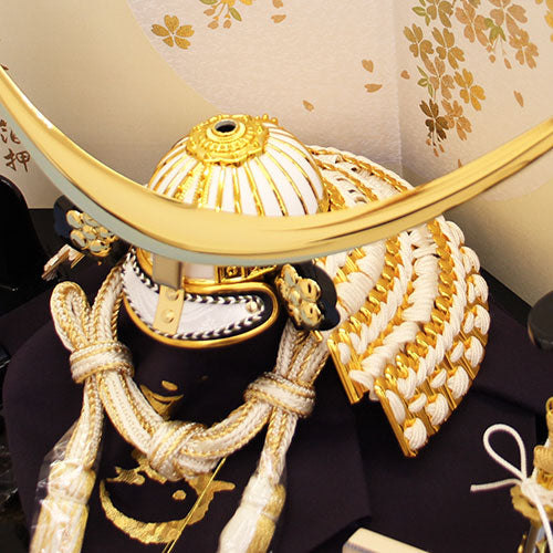 五月人形　伊達兜セット 五月人形 兜飾り 幅 40㎝ 白金伊達兜 丸桜平飾りセット – 寿鳳人形の東芸