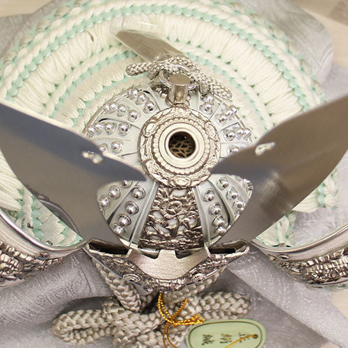 五月人形 兜飾り 幅 37㎝ 8号燻し銀合わせ鉢白兜 七宝金ライン