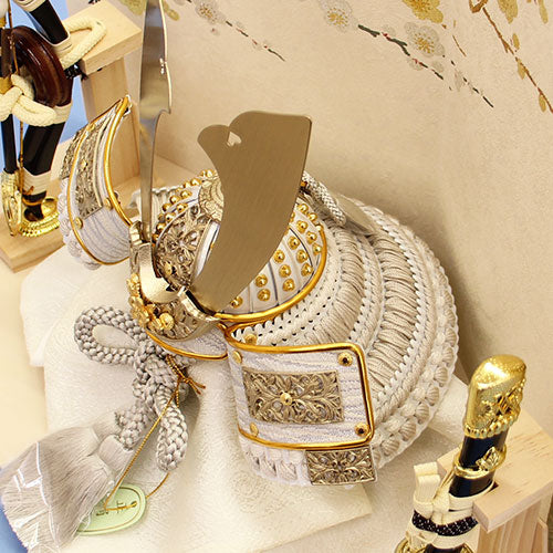 五月人形 兜飾り 幅 40㎝ 8号白鉢桜金物兜 金彩梅帯箔飾りセット – 寿