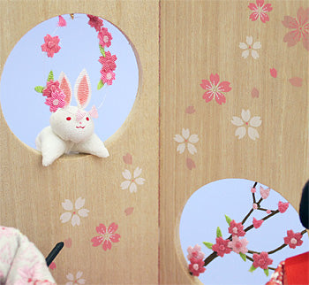 雛人形ケース飾り 二人 小芥子親王 つるし飾り付き白木枠　ウサギ