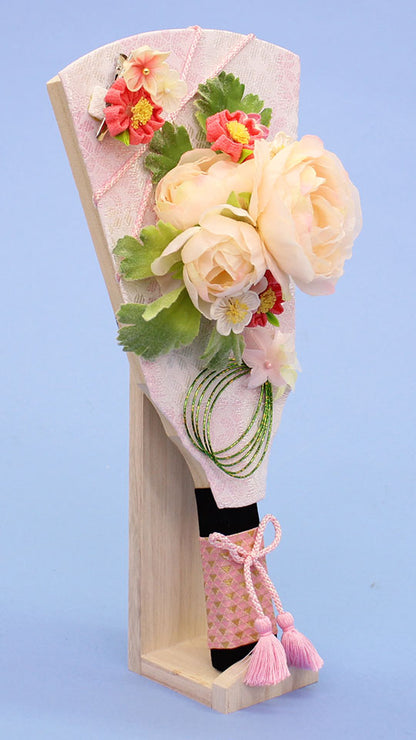 髪飾り羽子板 洋花(白)白桐スタンド付き　右から