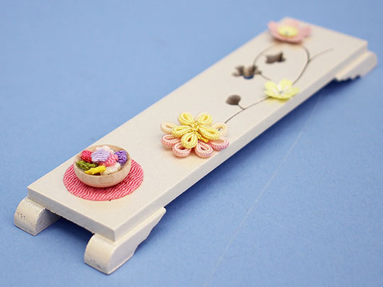 Poupées Hina et accessoires devant les poupées, blanc perle