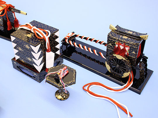 雛道具三段飾り用6点セット 40号本金三つ葉唐草(木製)　御所車　重箱