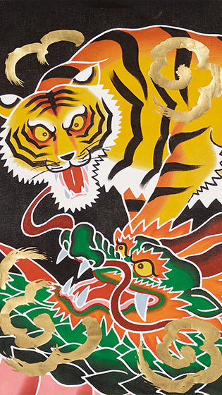 Accessoires de poupée May Tapisserie peinte à la main Dragon et Tigre avec support