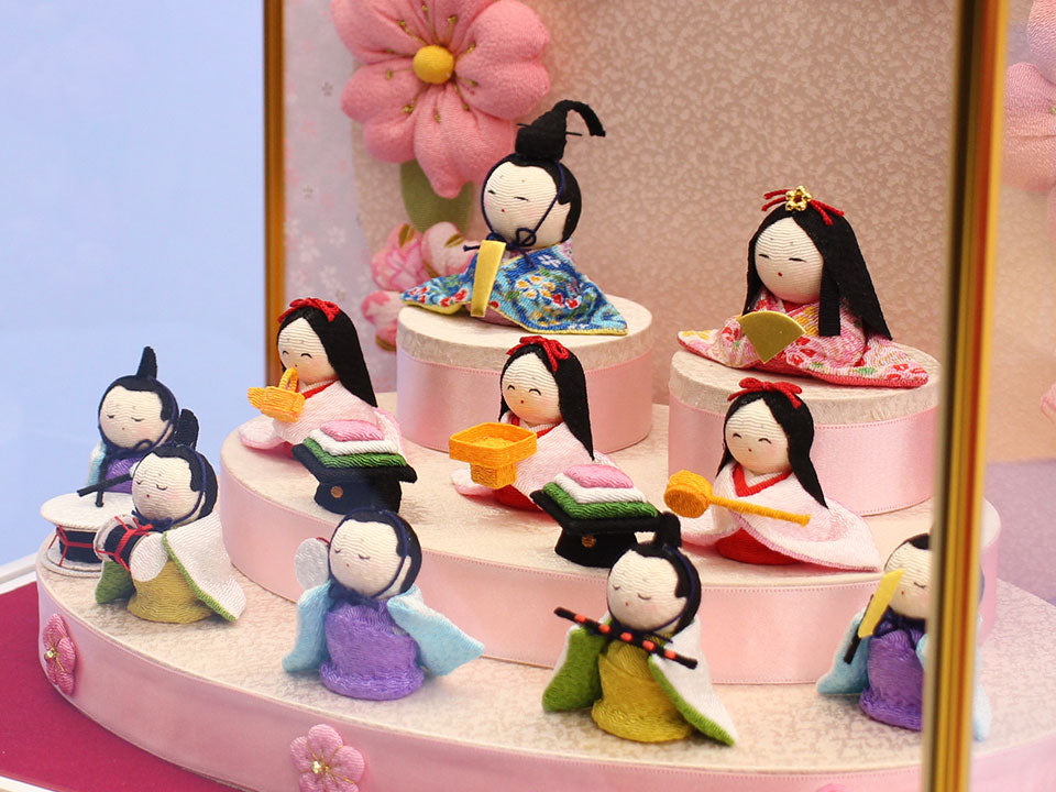 雛人形ケース飾りミニ10人桜押絵 白枠ケース飾り – 寿鳳人形の東芸