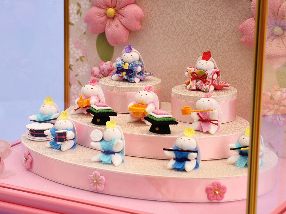 雛人形ケース飾りミニうさぎ10人桜押絵 ピンク枠ケース飾り – 寿鳳人形