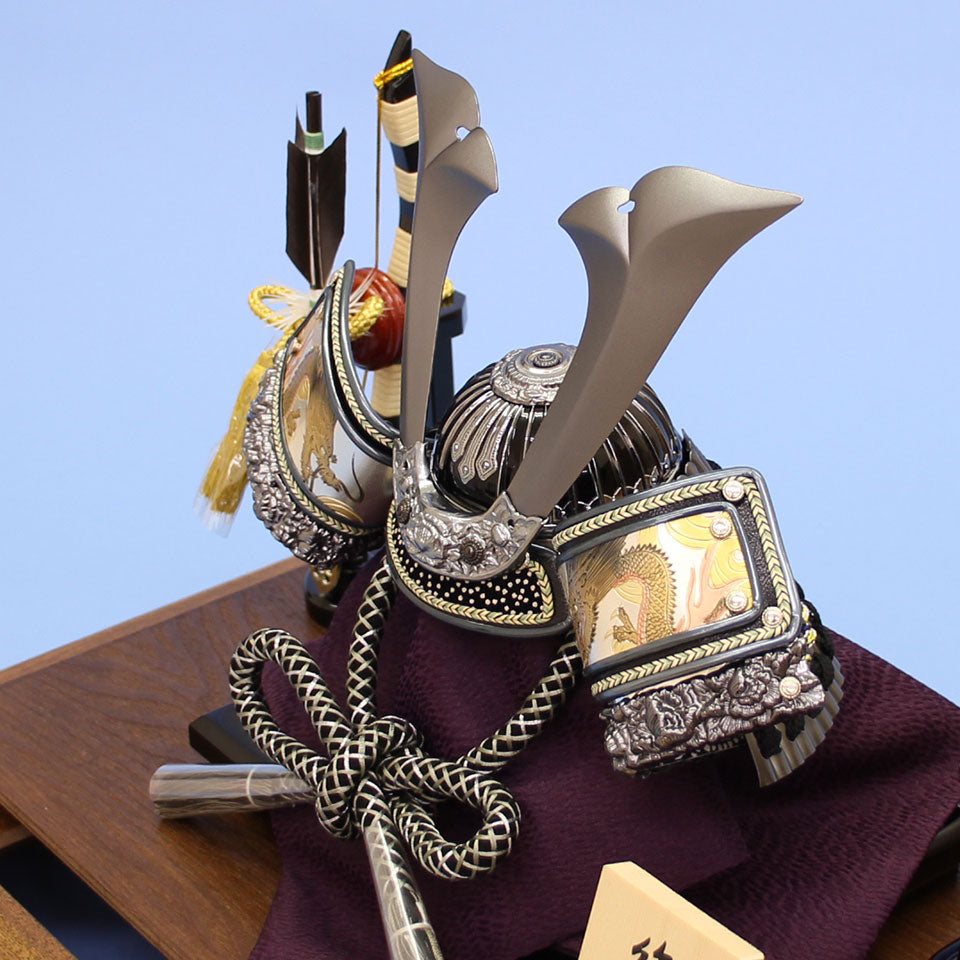 男孩节人偶兜饰箱装饰，高33厘米，烟熏银色天护兜，深棕色涂装框架和盖子