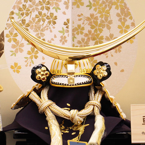 五月人形 兜飾り 幅 40㎝ 白金伊達兜 丸桜平飾りセット – 寿鳳人形の東芸