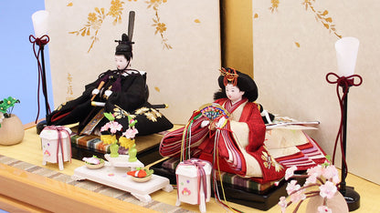 雛人形平飾り 柳葵　結８２１３５赤黒刺繍　桧和桜　ズーム