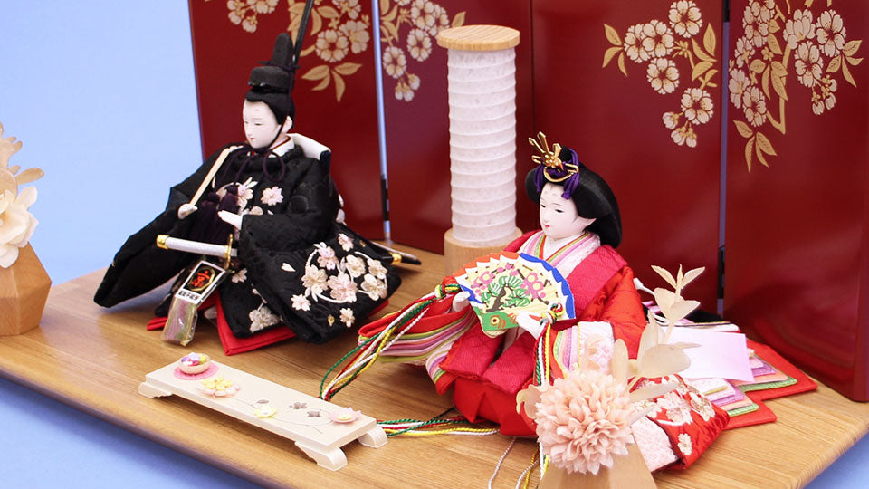 雛人形平飾り 幅45㎝ 小芥子赤黒刺繍　光琳桜エンジ　ズーム