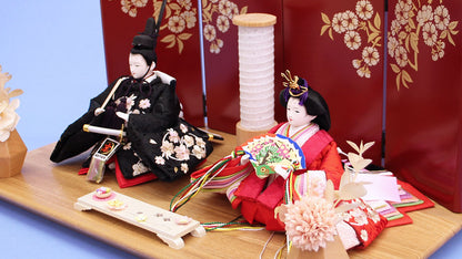 雛人形平飾り 幅45㎝ 小芥子赤黒刺繍　光琳桜エンジ　ズーム