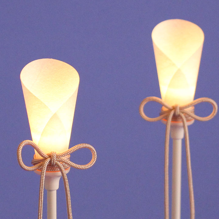  LEDコードレスミニ燭台白ベージュ紐 (樹脂製)　暗所点灯