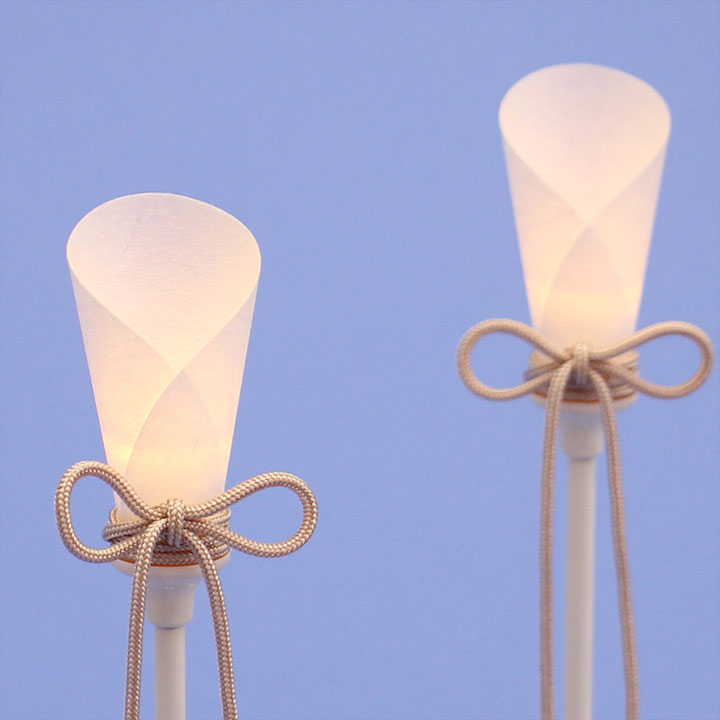  LEDコードレスミニ燭台白ベージュ紐 (樹脂製)　明所点灯