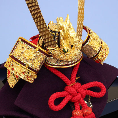 五月人偶单个兜，高48厘米，一得作，编号10号，纯金箔压制碗形兜带冠